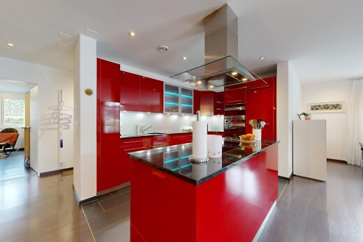 küche mit rote schränke, dunstabzugshaube, inside property, schränke mit flachen paneelen, und gipskartonwand