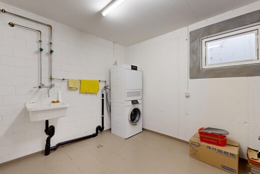 buanderie avec vinyl tile, vinyl floor, sol en vinyle, inside property, et lave-linge et sèche-linge superposés