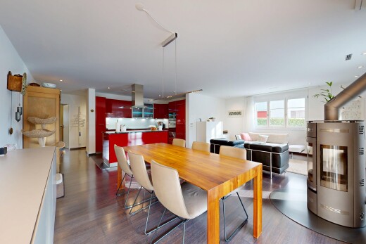 wohn- / esszimmer mit natürliches licht, natural light, inside property, holzfußboden, und wood finish floor