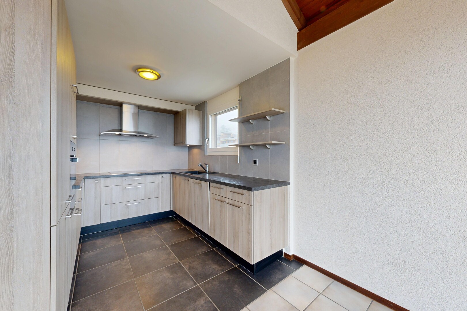 küche mit hellbraune schränke, light brown cabinets, dark floor, offene regale, und open shelves