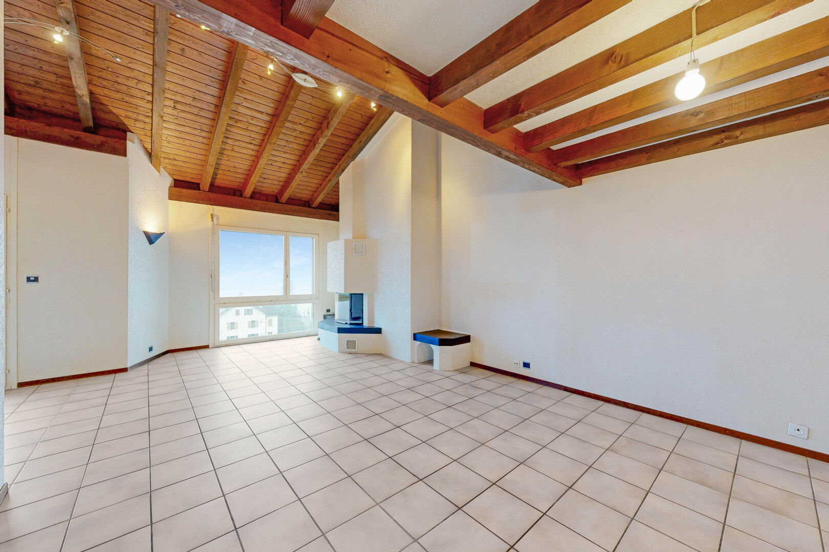 leerer raum mit natural light, natürliches licht, baseboards wall, sockelleisten, und beamed ceiling