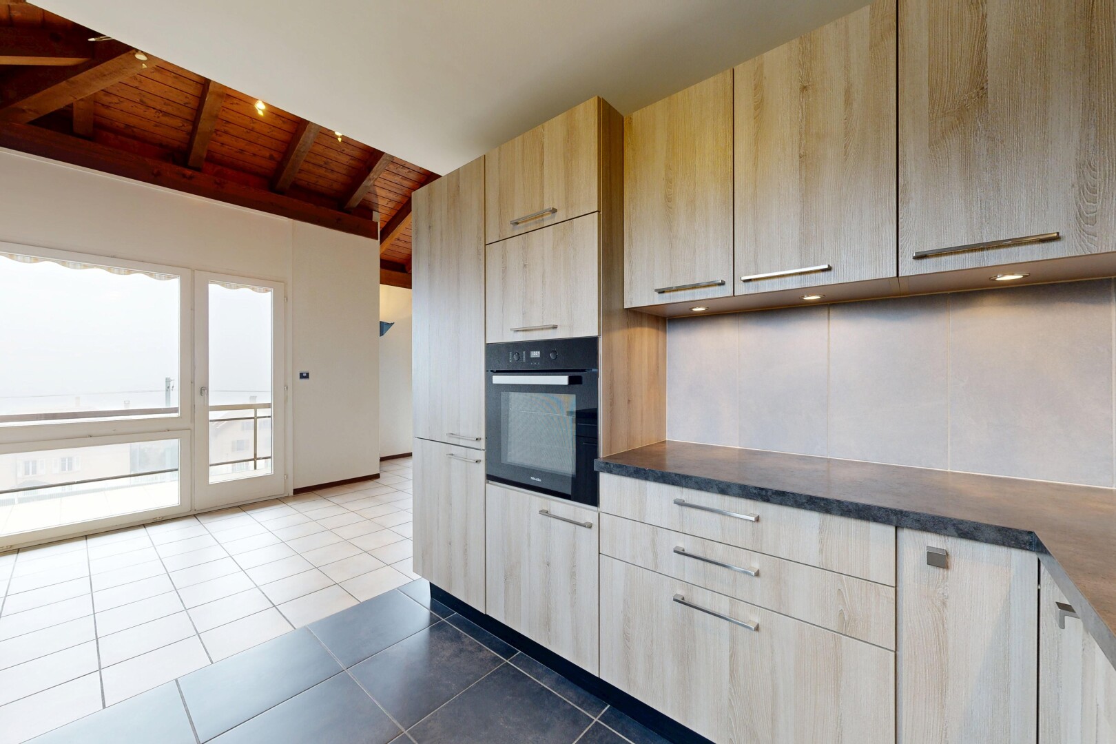 küche mit ofen, balkendecke, beamed ceiling, holzdecke, und wood ceiling