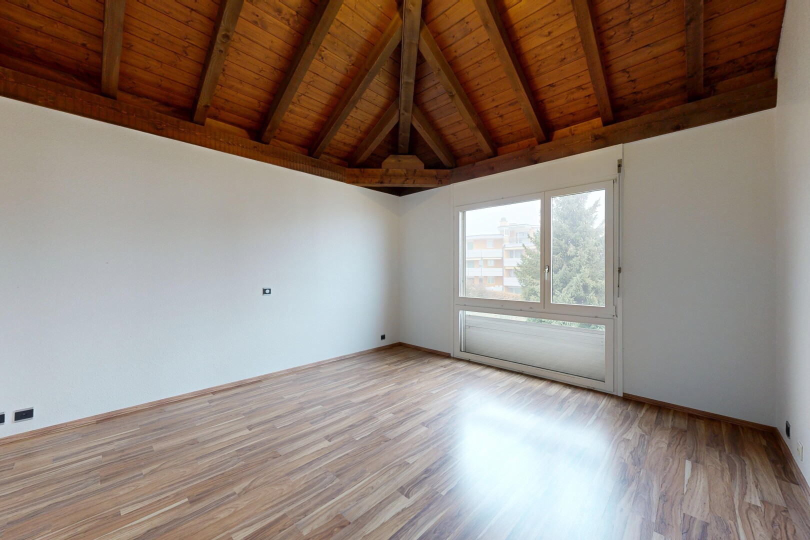 leerer raum mit inside property, dachschräge, vaulted ceiling, balkendecke, und beamed ceiling