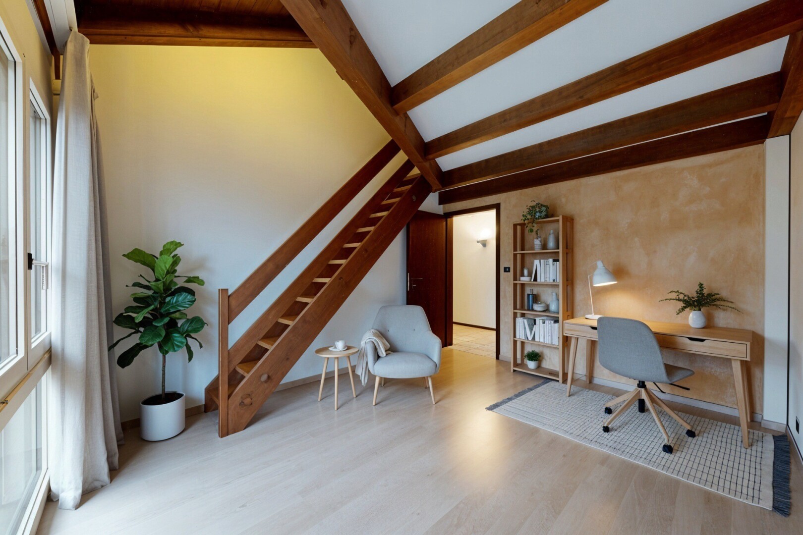 leerer raum mit treppen, balkendecke, beamed ceiling, inside property, und holzfußboden