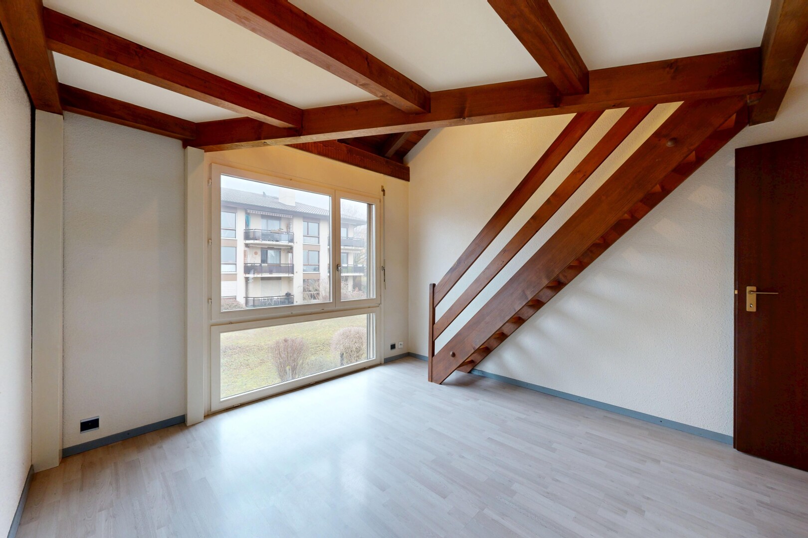 leerer raum mit treppen, inside property, natürliches licht, natural light, und gipskartonwand