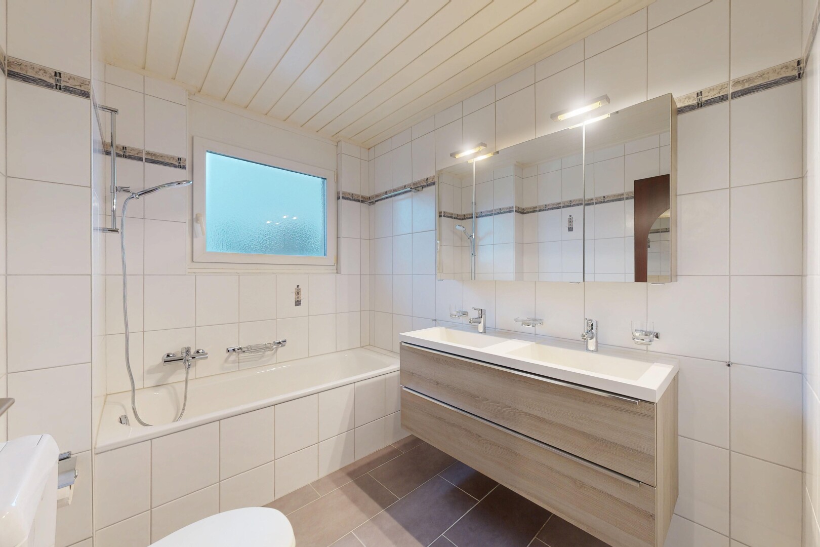 bad mit komplettes badezimmer, kombiniertes bad / dusche, fliesenwand, tile wall, und doppelwaschtisch