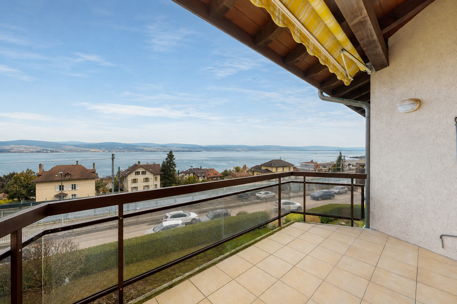 balkon mit from property, day time, seesicht, water view, und terrasse