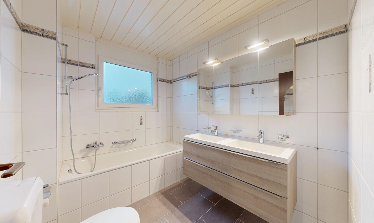 bad mit komplettes badezimmer, kombiniertes bad / dusche, fliesenwand, tile wall, und doppelwaschtisch