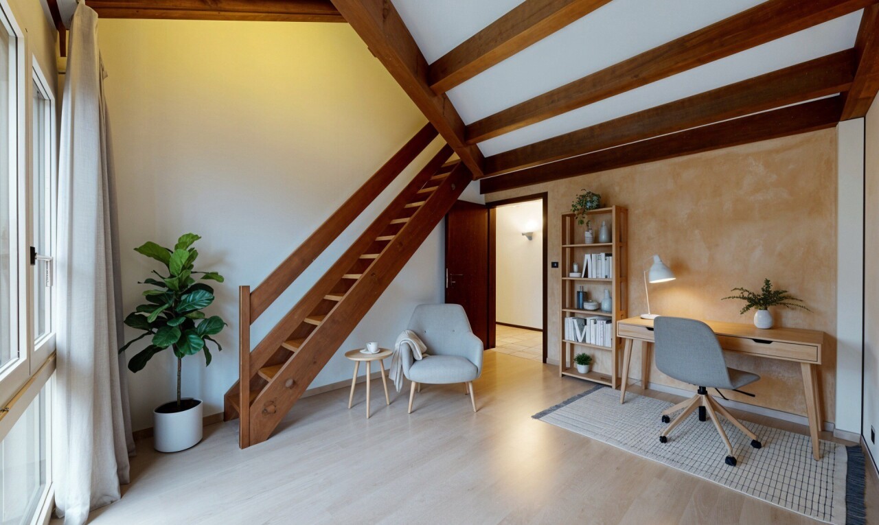 leerer raum mit treppen, balkendecke, beamed ceiling, inside property, und holzfußboden