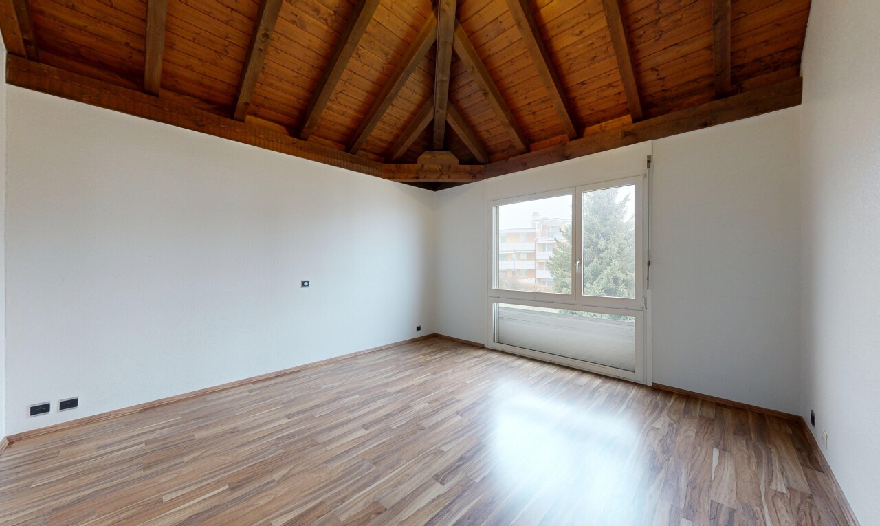 leerer raum mit inside property, dachschräge, vaulted ceiling, balkendecke, und beamed ceiling