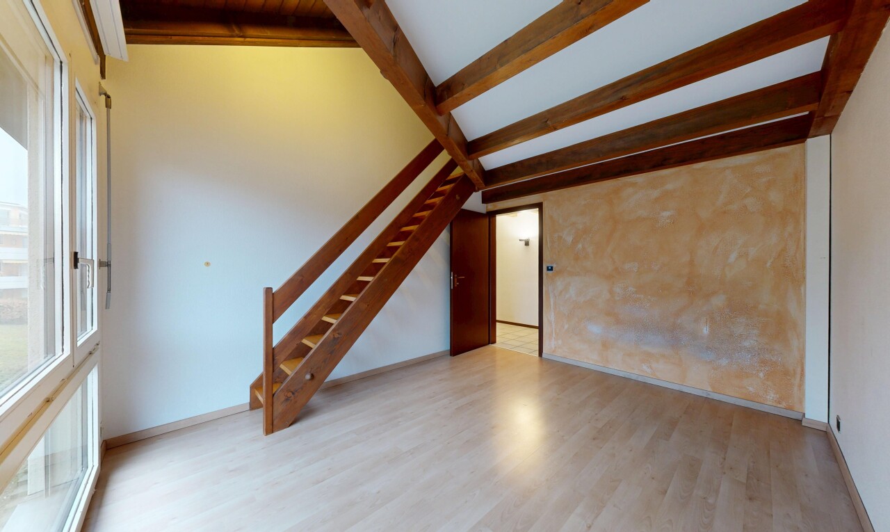 leerer raum mit treppen, balkendecke, beamed ceiling, inside property, und holzfußboden