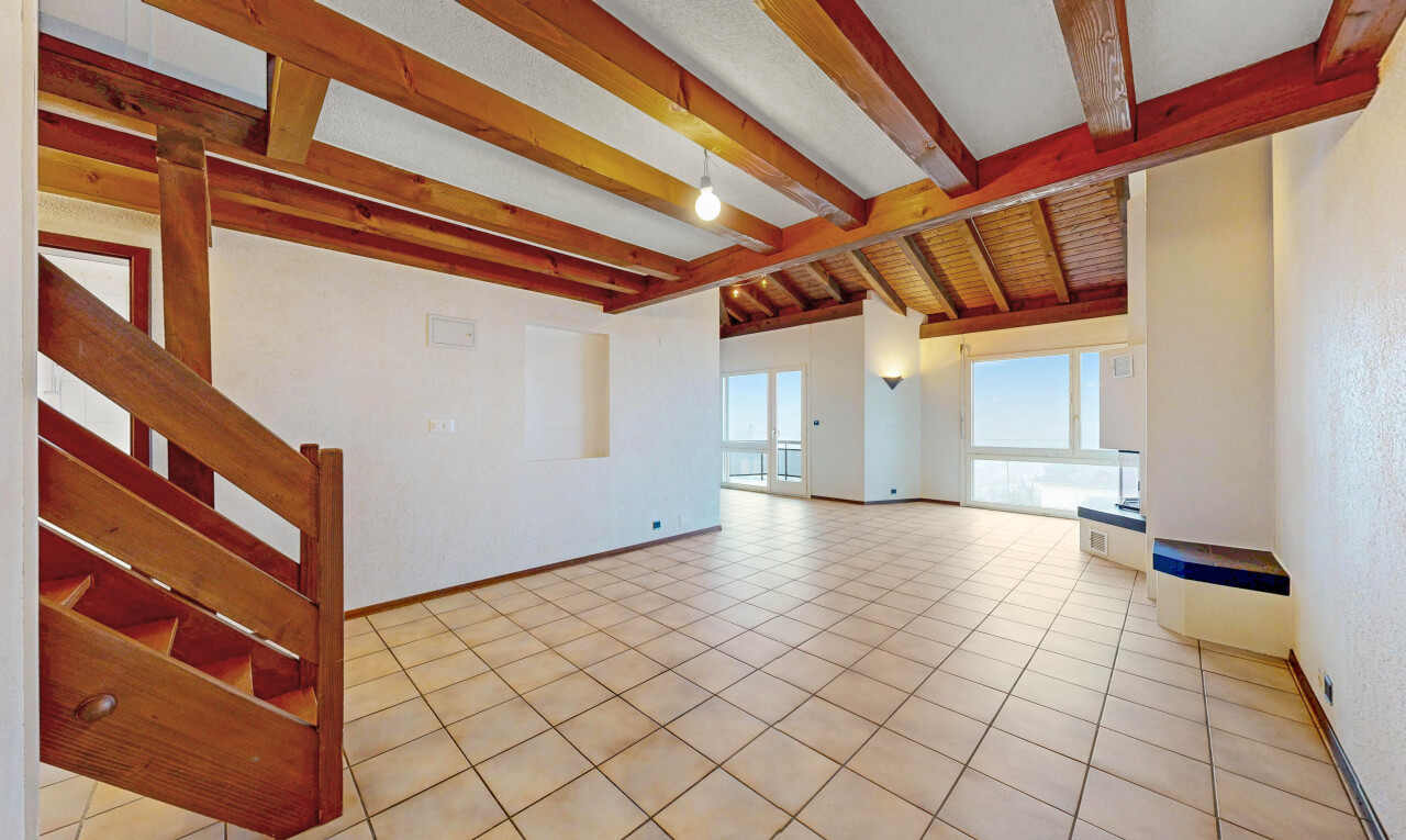 leerer raum mit treppen, gipskartonwand, drywall, natürliches licht, und natural light