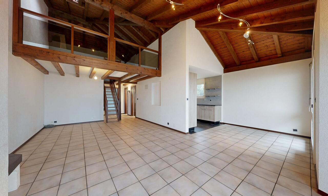 leerer raum mit balkendecke, beamed ceiling, inside property, dachschräge, und vaulted ceiling