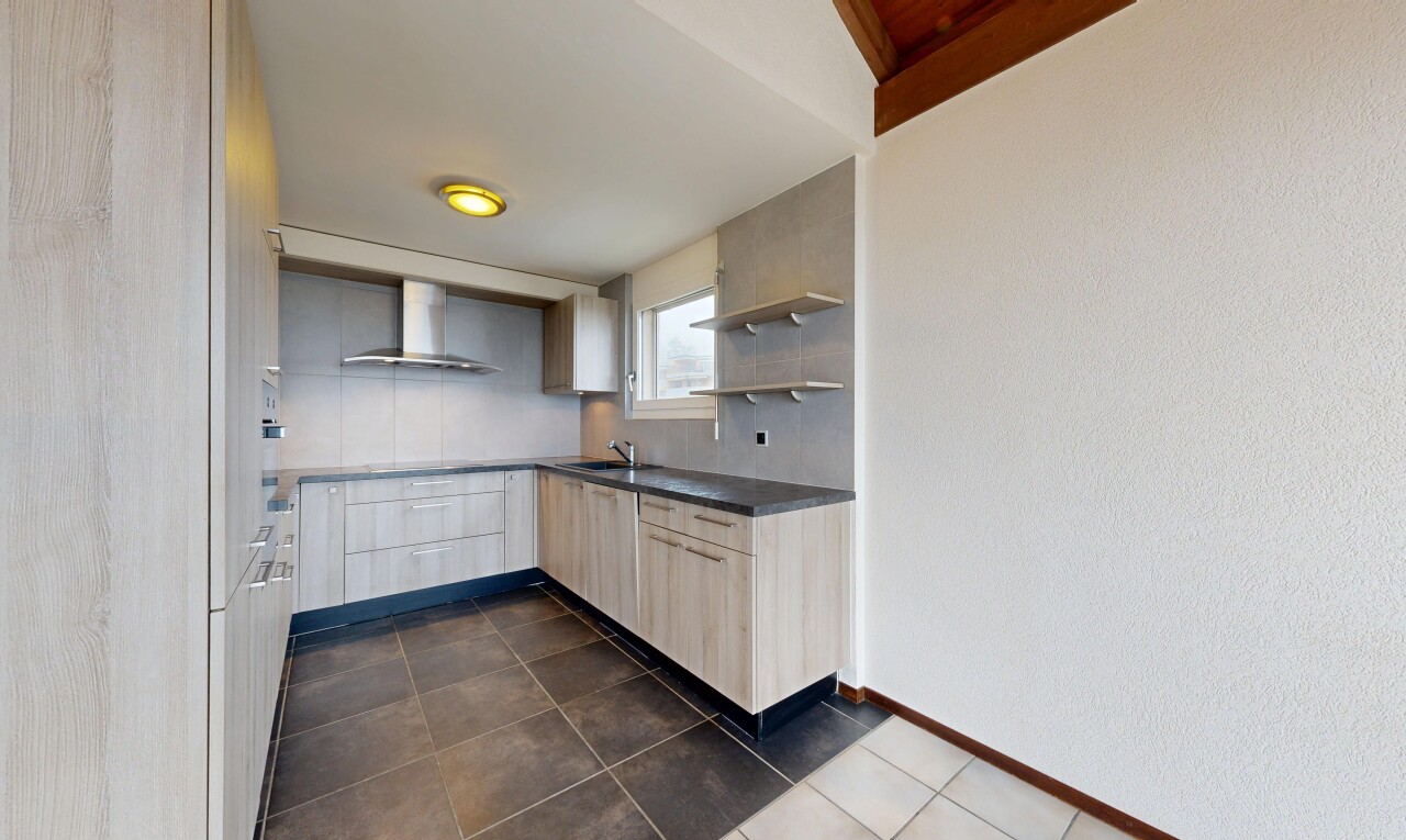 küche mit hellbraune schränke, light brown cabinets, dark floor, offene regale, und open shelves