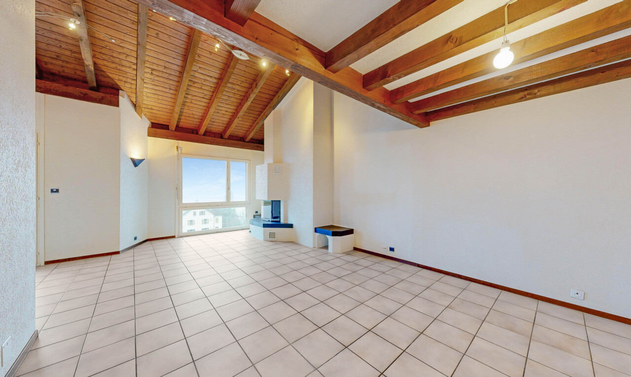 leerer raum mit natural light, natürliches licht, baseboards wall, sockelleisten, und beamed ceiling