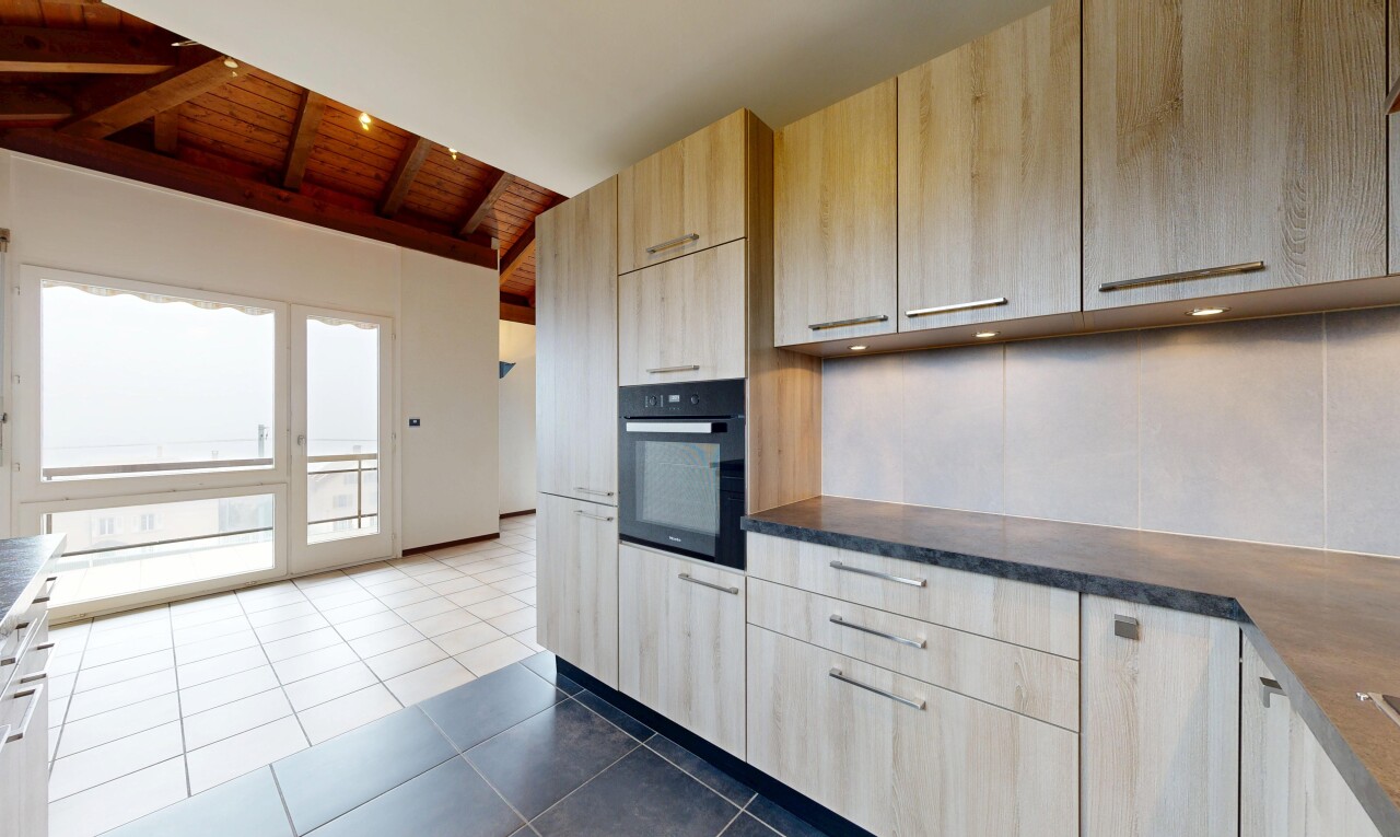 küche mit ofen, balkendecke, beamed ceiling, holzdecke, und wood ceiling