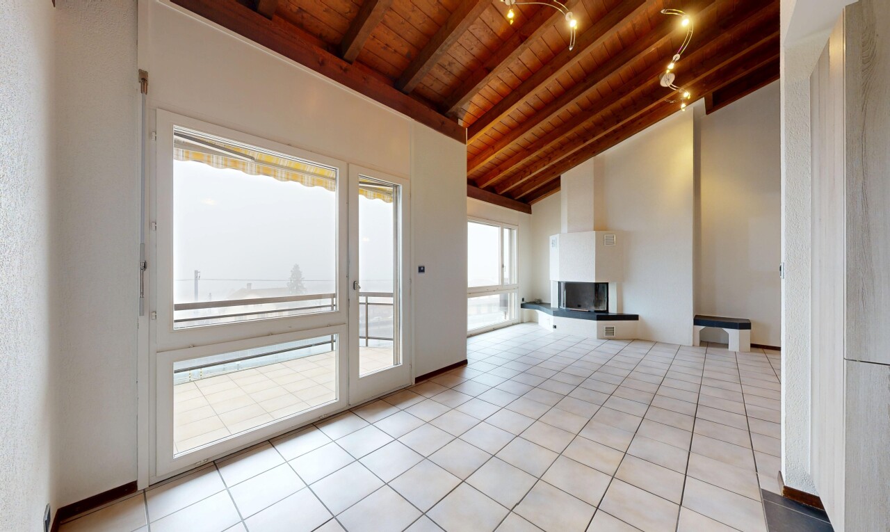 wohnzimmer mit wood ceiling, holzdecke, beamed ceiling, balkendecke, und inside property