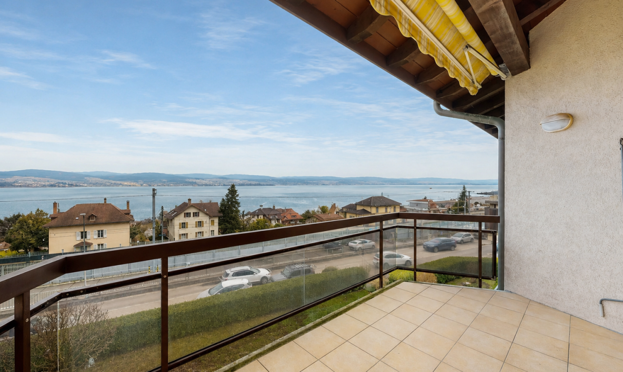 balkon mit from property, day time, seesicht, water view, und terrasse
