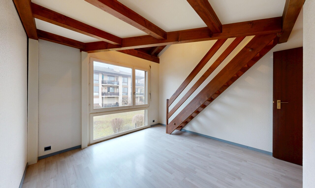 leerer raum mit treppen, inside property, natürliches licht, natural light, und gipskartonwand