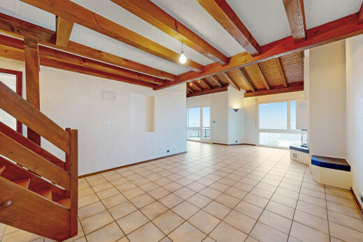 leerer raum mit treppen, gipskartonwand, drywall, natürliches licht, und natural light