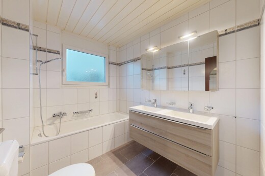 bad mit komplettes badezimmer, kombiniertes bad / dusche, fliesenwand, tile wall, und doppelwaschtisch