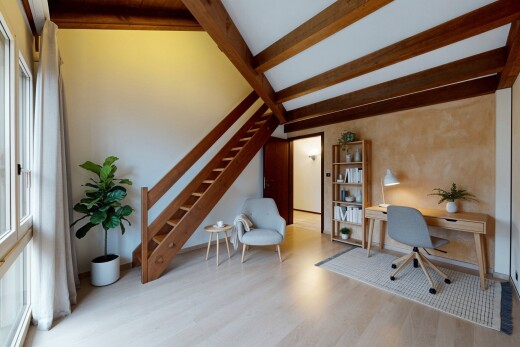 leerer raum mit treppen, balkendecke, beamed ceiling, inside property, und holzfußboden