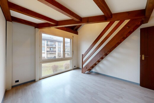 pièce vide avec escaliers, inside property, lumière naturelle, natural light, et cloison sèche