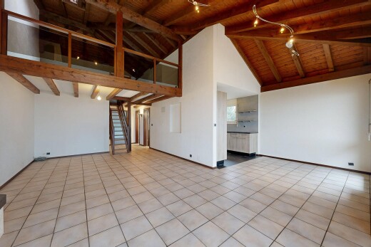 leerer raum mit balkendecke, beamed ceiling, inside property, dachschräge, und vaulted ceiling