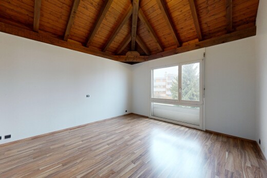 pièce vide avec inside property, plafond voûté, vaulted ceiling, plafond à poutres, et beamed ceiling