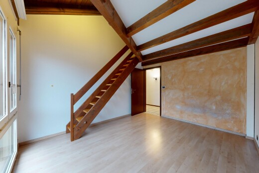 leerer raum mit treppen, balkendecke, beamed ceiling, inside property, und holzfußboden