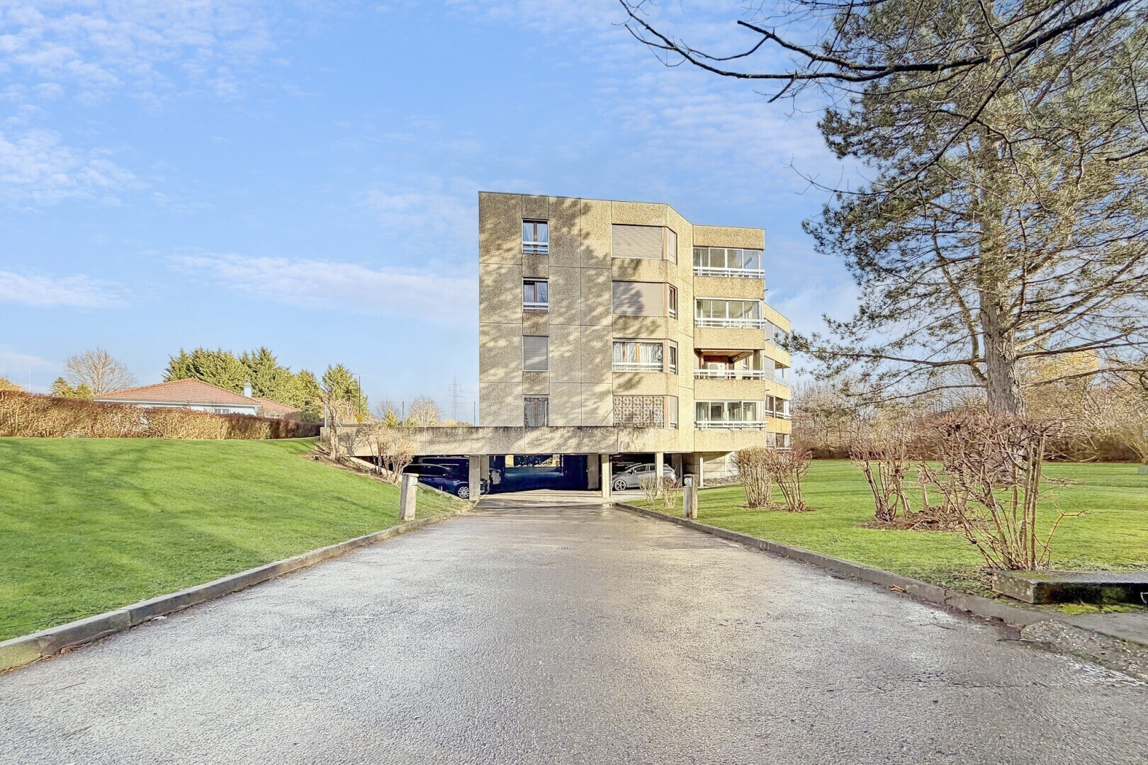 view of apartment building / complex