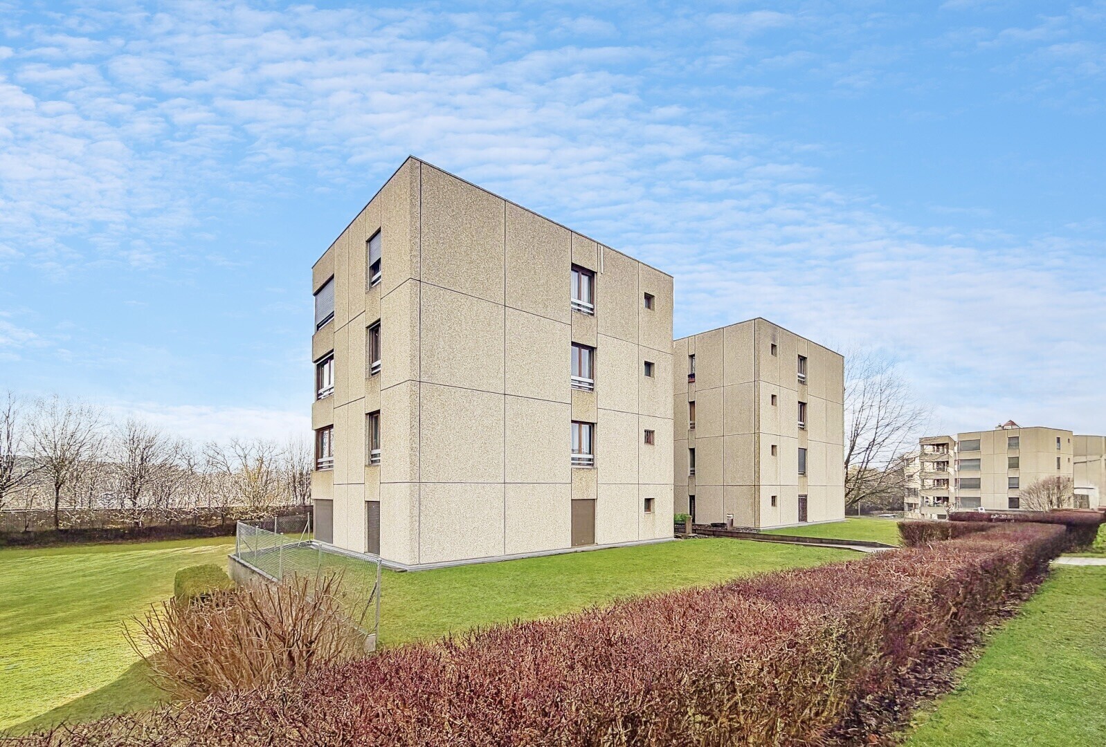 view of apartment building / complex