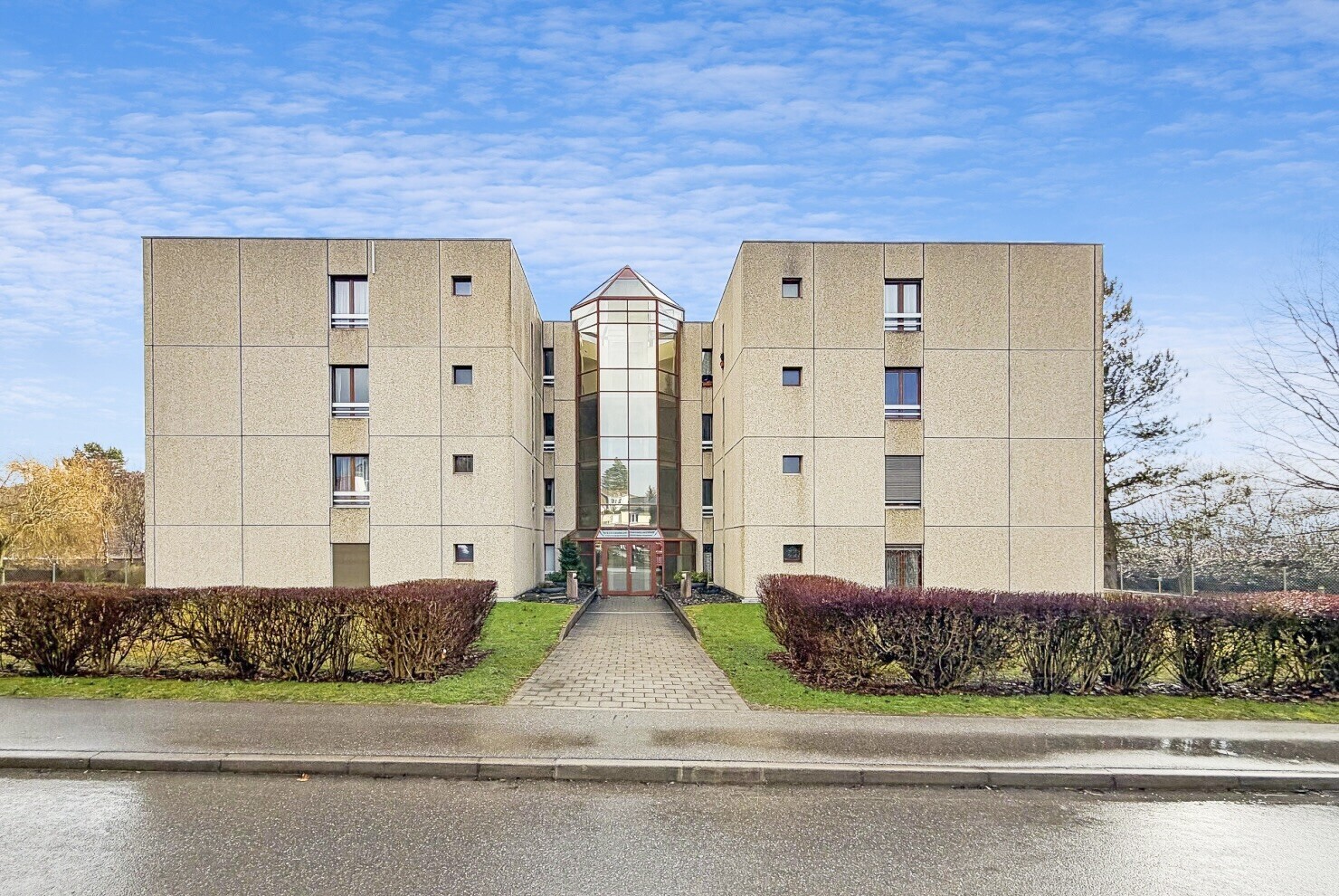 view of apartment building / complex