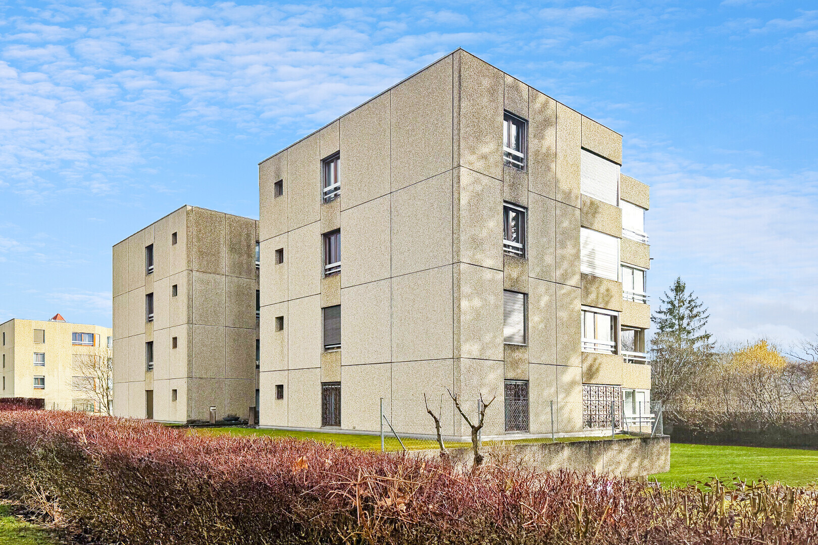view of apartment building / complex