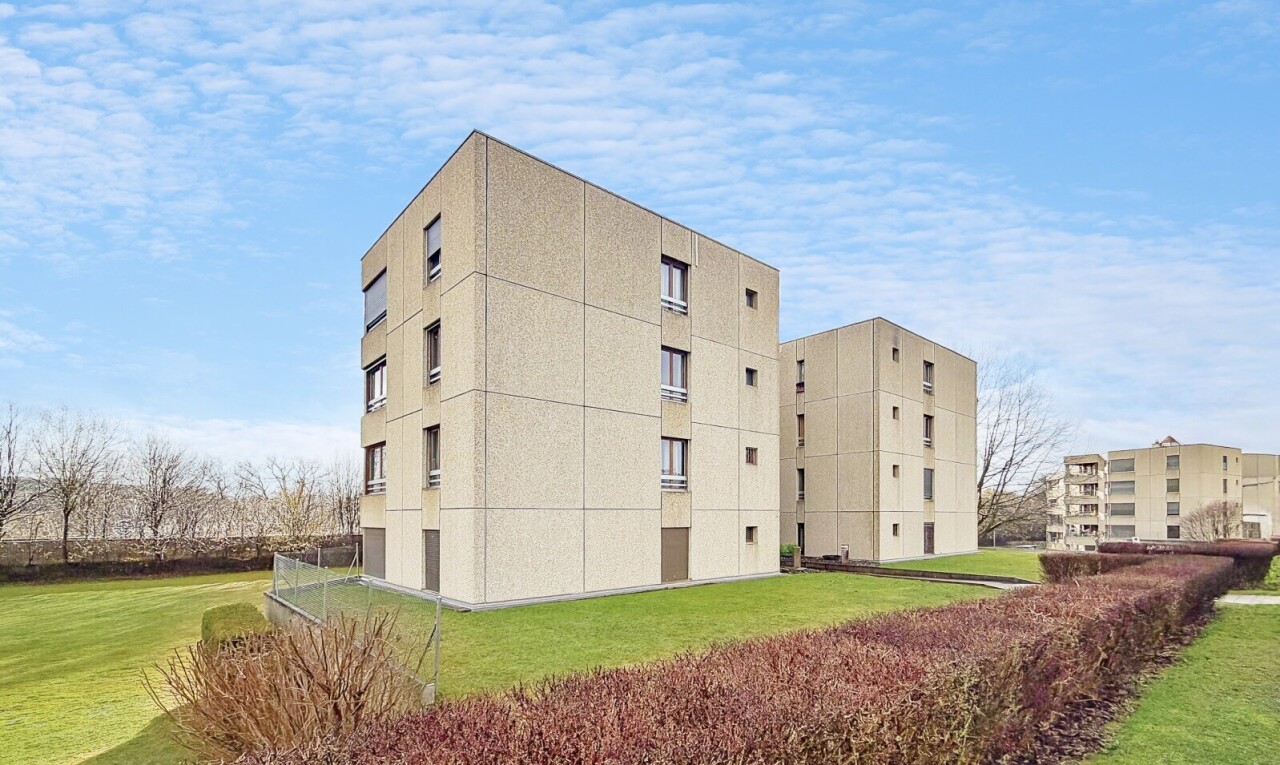 view of apartment building / complex