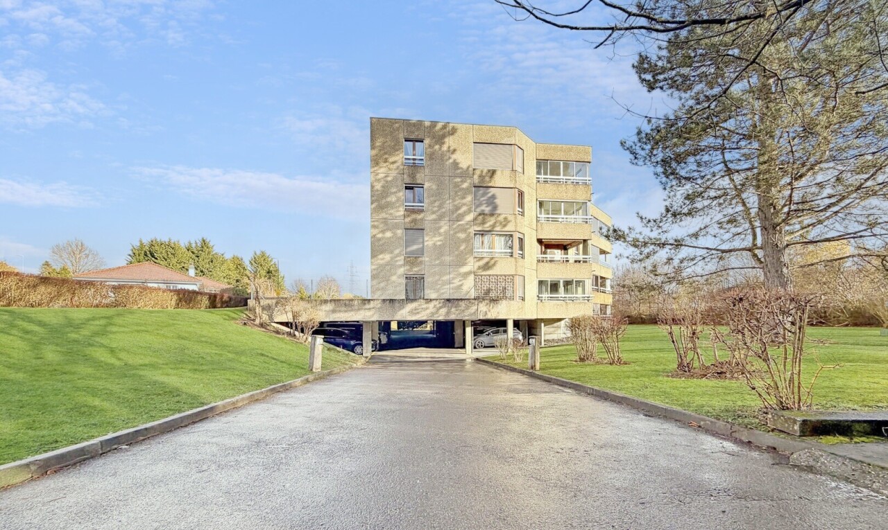view of apartment building / complex