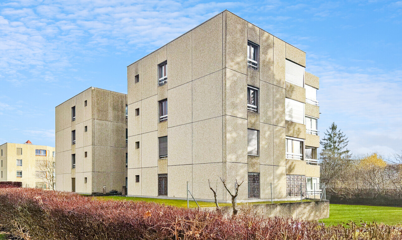 view of apartment building / complex