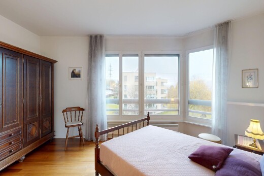 chambre avec inside property, drywall, cloison sèche, wood finish floor, et sol en finition bois