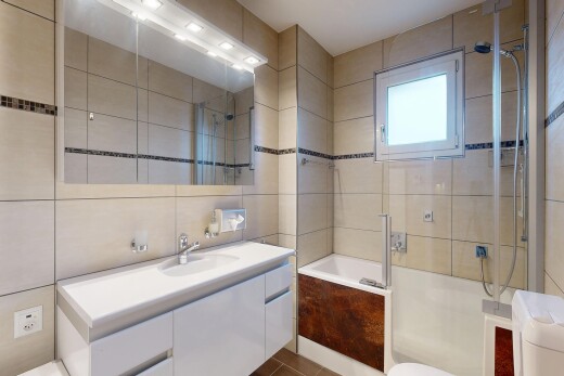 salle de bains avec lavabo (ou coiffeuse selon le contexte), mur en carrelage, tile wall, inside property, et salle de bain complète