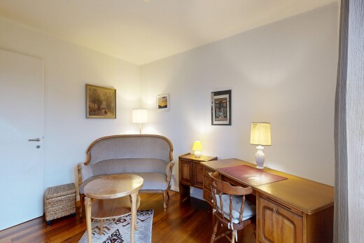 bureau avec inside property, sol en finition bois, wood finish floor, cloison sèche, et drywall