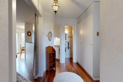 couloir avec sol en finition bois, wood finish floor, mur texturé, textured wall, et inside property