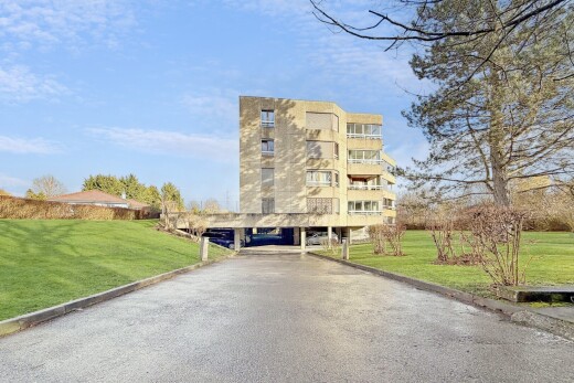 extérieur du bâtiment avec vue sur le complexe d'appartements, apartment complex view, day time, et from community