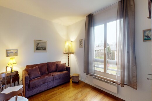 salon avec inside property, cloison sèche, drywall, sol en finition bois, et wood finish floor