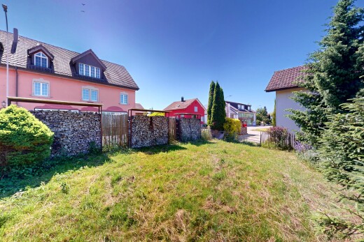 garten mit zaun, rasen, und day time