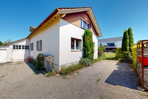 außenansicht mit property visible, day time, parkplatz, vertikale verkleidung, und garage angeschlossen