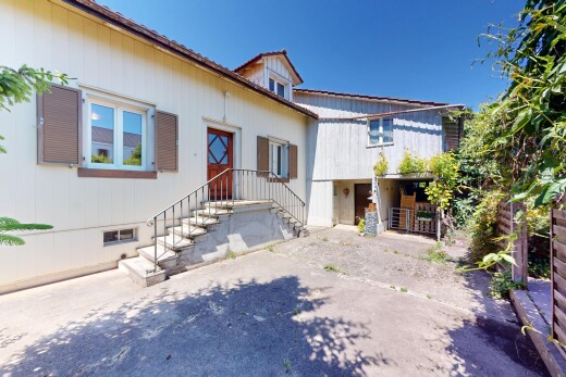 außenansicht mit property visible, vertikale verkleidung, vortreppe, day time, und terrasse