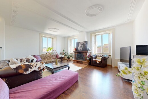 wohnzimmer mit natürliches licht, natural light, holzfußboden, wood finish floor, und kamin