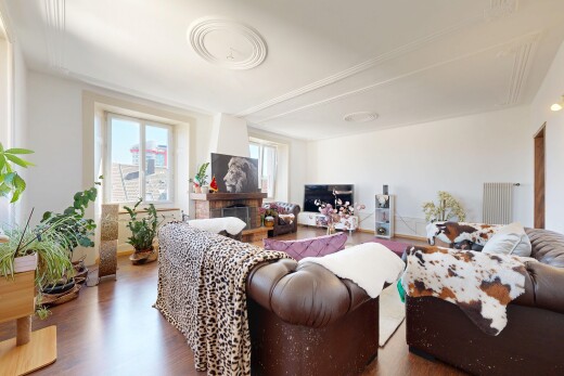 wohnzimmer mit natürliches licht, natural light, holzfußboden, wood finish floor, und gipskartonwand