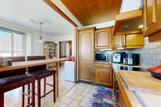 küche mit bogenförmige schränke, küchenrückwand beim herd, küchenrückwand beim Herd, pendelleuchte, und inside property