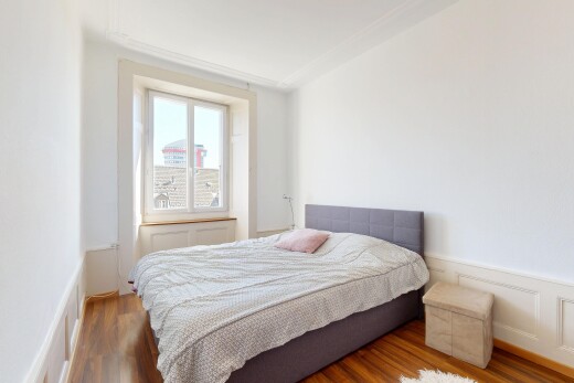 zimmer / schlafzimmer mit holzfußboden, wood finish floor, gipskartonwand, drywall, und natürliches licht